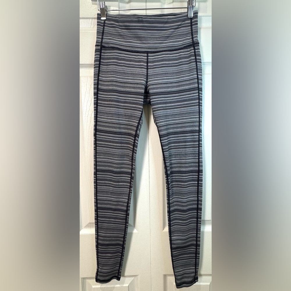 Athleta Jacquard Chaturanga Leggings Textured Black-White size Small EUC